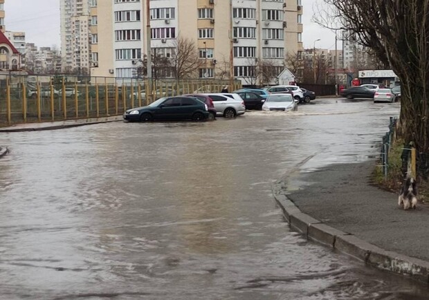 В Киеве на Оболони из-за прорыва трубы затопило двор с машинами. 
