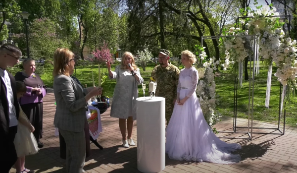 Кохання перемагає - волонтер бесплатно организовывает свадьбы для военных - Life