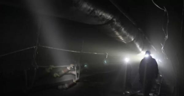 Забастовка шахтеров во Львовской области: горняки требуют выплатить зарплаты - 