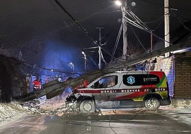 Под Киевом водитель "скорой" влетел в электроопору: есть пострадавшие. 