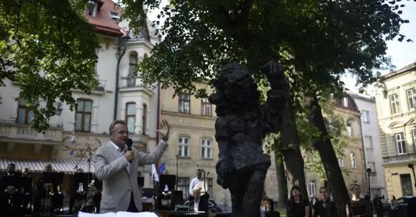 Во Львове около памятника Моцарту предложили установить скульптуру владельца первого частного туалета - 