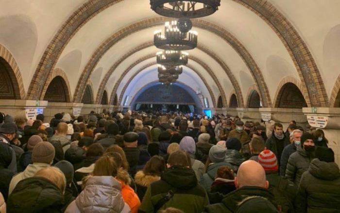 Из-за снегопада в метро образовались толпы людей