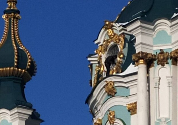 В Киеве сильный ветер повредил купол Андреевской церкви 