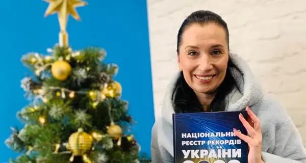 Украинка поставила мировой рекорд, вышив вручную книгу весом 9,4 килограмма - Life