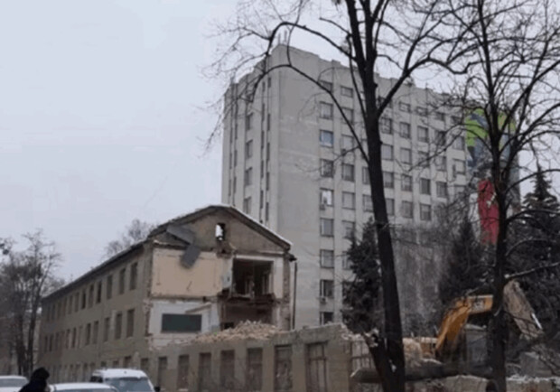 В Киеве на улице Брюллова снесли корпус одного из киевских вузов 