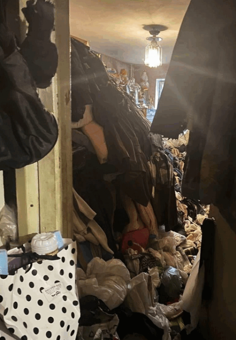 На Оболони полицейские изъяли из квартиры, заваленной мусором, троих детей.