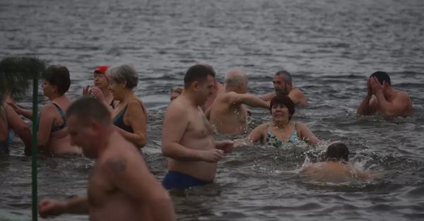 Православная церковь Украины раскритиковала купание в проруби на Крещение: это не смывает грехи — Life