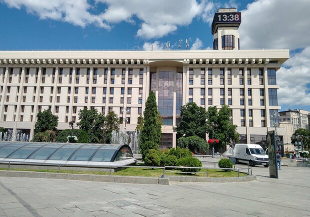 Главные часы страны на Доме профсоюзов на Майдане показывают почти одну рекламу 