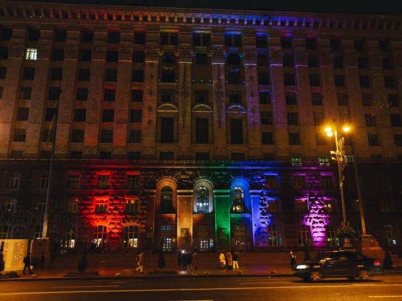 «КГГА подсветили цветами ЛГБТ-символики»