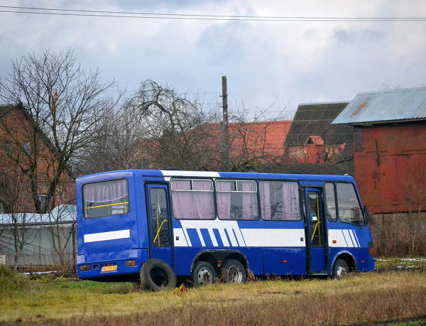 Во дворе в Луцке нашли единственный в своем роде автобус - Life