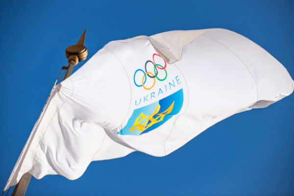У здания КГГА подняли флаг Национального олимпийского комитета по случаю ХХІV зимних Олимпийских игр (фото)