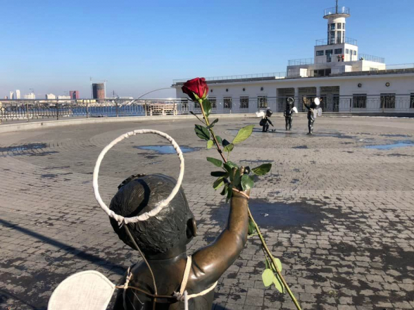 Скульптуры на Почтовой площади в Киеве украсили ко Дню Святого Валентина (фото)