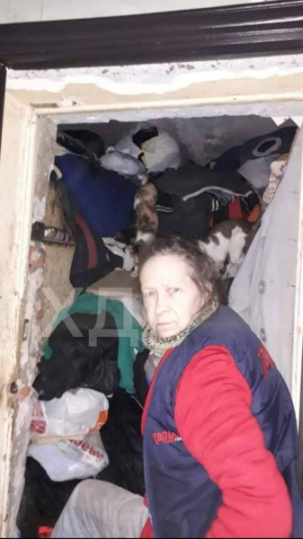 В Днепре женщина так набила мусором свою квартиру, что он вытеснил двери  - Life