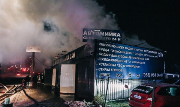 В Киеве на улице Академика Заболотного ночью сгорела автомойка (фото)