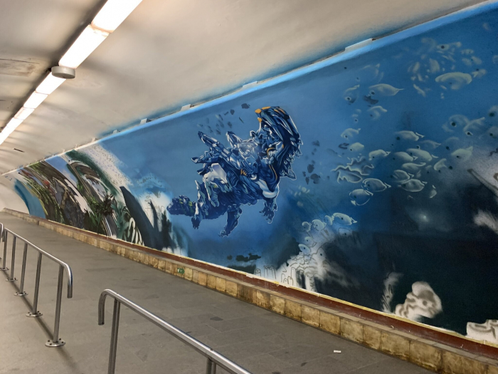 В киевском метрополитене появилась необычная реклама игры Horizon Forbidden West.