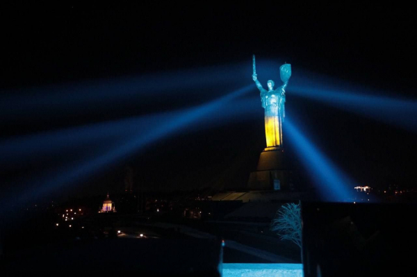 Монумент Родина-Мать подсветили цветами украинского флага фото - Life