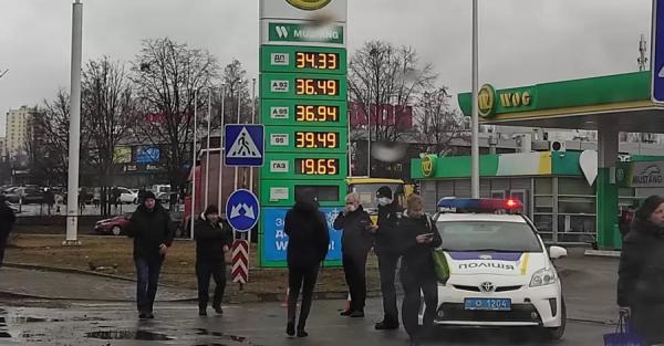 Обстановка в Киеве: топлива на АЗС уже нет, а в самые большие очереди – в аптеки - Life