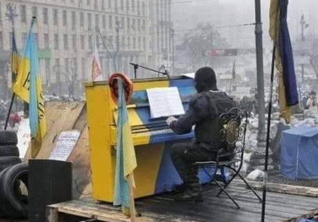 Отреставрировали пианино, на котором играли в 2014 году на Майдане во время революции. 
