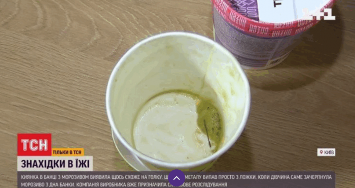 Женщина в Киеве нашла в банке с мороженым иголку