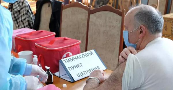 Половина взрослых украинцев получила прививку от коронавируса, - Денис Шмыгаль - Коронавирус