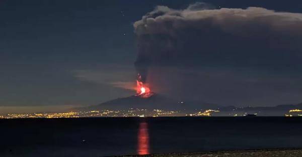 На Сицилии снова извергается вулкан Этна: столб пепла поднялся на высоту 10 тысяч метров  - Life