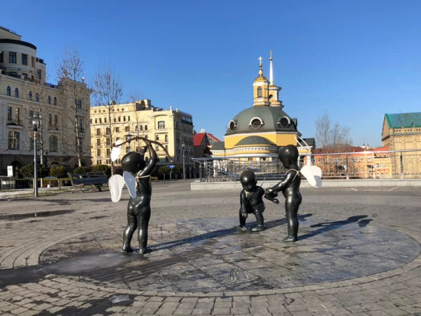 Скульптуры на Почтовой площади в Киеве украсили ко Дню Святого Валентина (фото)