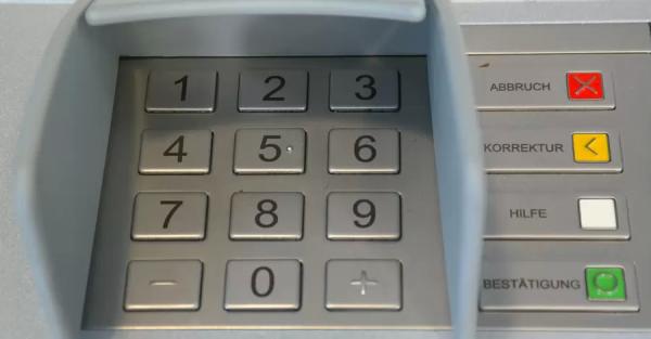 В ОРДЛО ввели лимит выдачи наличных в банкоматах - Life