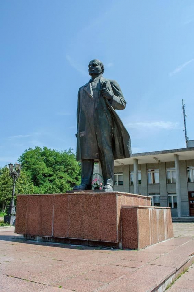 Деньги за последнего Ленина потратят на ремонт памятника князю Игорю - Life