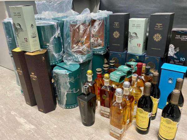 В аэропорту “Борисполь” таможенники изъяли у девушки из 10 чемоданов алкоголя на сумму около 970 тысяч гривен