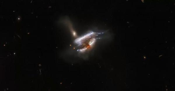  Телескоп Hubble сделал уникальные снимки тройного слияния галактик - Life