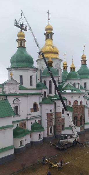 Добрый знак? На Софии Киевской установили обновленный крест - Life