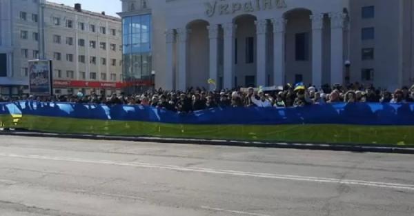 Жители Херсона и Мелитополя вышли на протесты под обстрелами российских оккупантов - Life