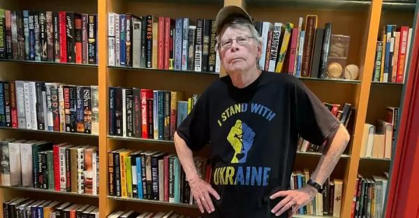 Стивен Кинг надел футболку с надписью "Украина, я стою вместе с тобой" - Life