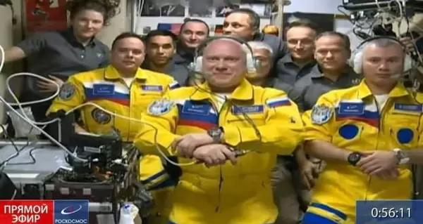 Российские космонавты на МКС надели комбинезоны цветов украинского флага - Life