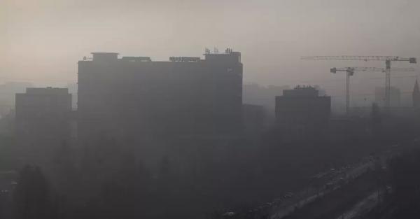Жители столицы с раннего утра жалуются на дым с едким неприятным запахом, который окутал город - Life