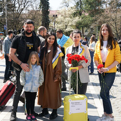 В Ужгороде прошел марш с чемоданами, посвященный украинским беженцам - Life