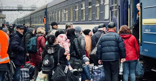 Беженцев из Мариуполя отправили поездом во Львов - Life