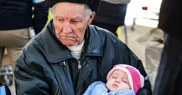 Пенсионер, который убаюкивал внучку в центре для переселенцев в Запорожье, довез семью до Ивано-Франковска - Life