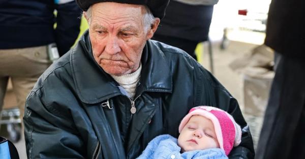 Семье пенсионера, который убаюкивал внучку, собрали 500 тысяч гривен - Life