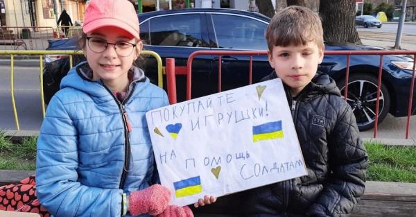 В Одессе дети собирают деньги для помощи ВСУ и переселенцам, продавая игрушки. - Life