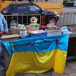 В Одессе дети собирают деньги для помощи ВСУ и переселенцам, продавая игрушки. - Life