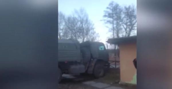 Под Киевом мужчина угнал у российских оккупантов грузовик и пригнал его на украинский блокпост - Life