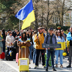 В Ужгороде прошел марш с чемоданами, посвященный украинским беженцам - Life