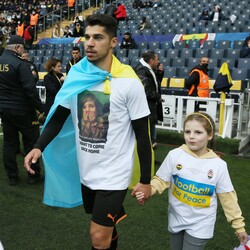 Шахтер вышел на благотворительный матч в футболках с портретом 4летней Алисы из Мариуполя фото  