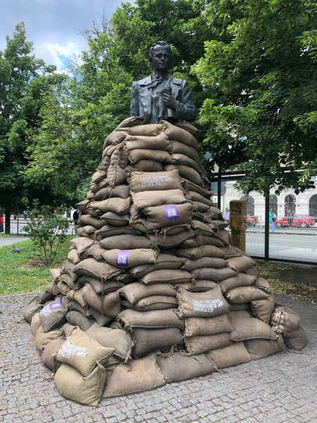 В Чехии памятник Тарасу Шевченко защитили от обстрелов мешками с песком - Life