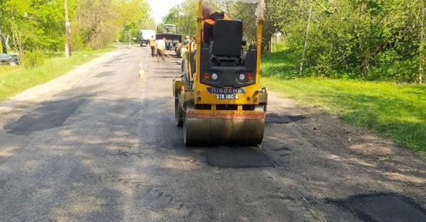 Ремонтируют дороги и строят объезды: в Черниговской области восстанавливают дорожную инфраструктуру - Экономика