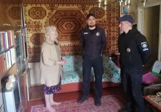 В Киеве полицейские помогли пенсионерке, которая осталась дома без еды. 