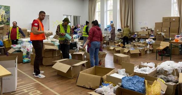 Волонтеры о раздаче гуманитарки: Люди приезжают на Лексусах и требуют всего и по максимуму - Life