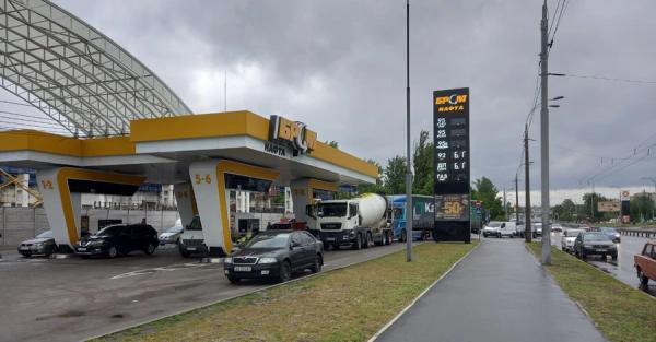 Водители о дефиците топлива: На Подоле цену загнули по 70 гривен за литр - Экономика