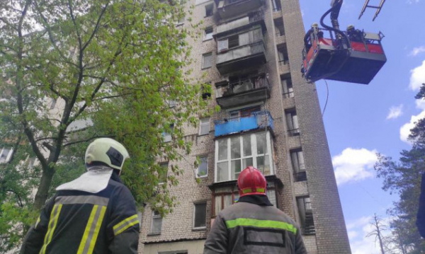 У Києві на ДВРЗ під час пожежі в багатоповерхівці рятувальники евакуювали 30 людей
